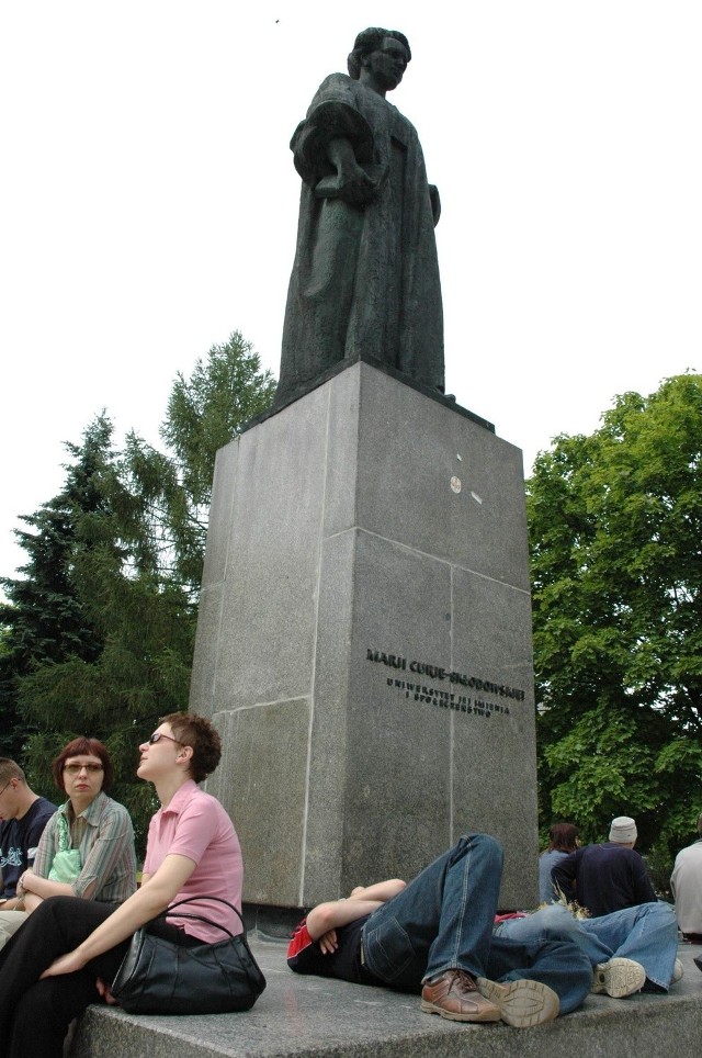 - Byłam w ciąży i profesor zapytał mnie, czy ja przyszłam tu pracować naukowo, czy rodzić dzieci. Spojrzałam wtedy na  pomnik Marii Skłodowskiej-Curie i odparłam: Profesorze, przecież ona też miała dwoje dzieci - wspomina prof. Zofia Stępniewska z KUL