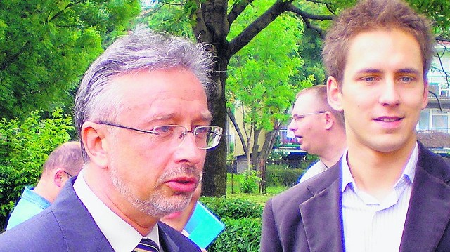 Jakub Kwaśny (z prawej) przez cztery lata mocno wspierał Ryszarda Ścigałę. Teraz to on chciałby rządzić w Tarnowie