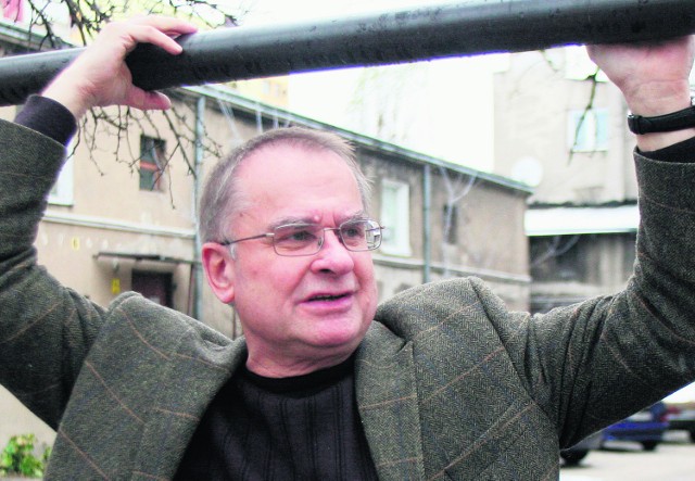 Prof. Stefan Krajewski. Rocznik 1941. Łodzianin, ale absolwent UW. Były dyrektor Instytutu Ekonomii UŁ, w latach 2004-2006 wojewoda łódzki.