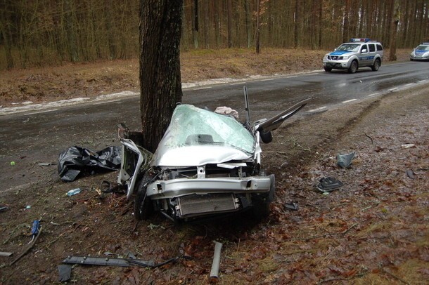 Złotów: Samochód rozbił się na drzewie. Kierowca nie żyje