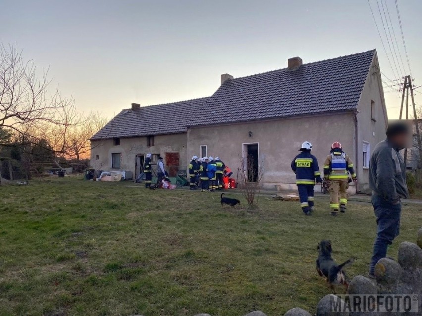 Wypadek w Polskiej Nowej Wsi. Ogień w domu jednorodzinnym. Lokator, który próbował go gasić został ciężko poparzony