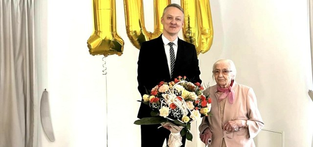 Mieszkanka Jawiszowic Helena Grzywa skończyła 100 lat! Z tej okazji wizytę złożył jej burmistrz Brzeszcz Radosław Szot