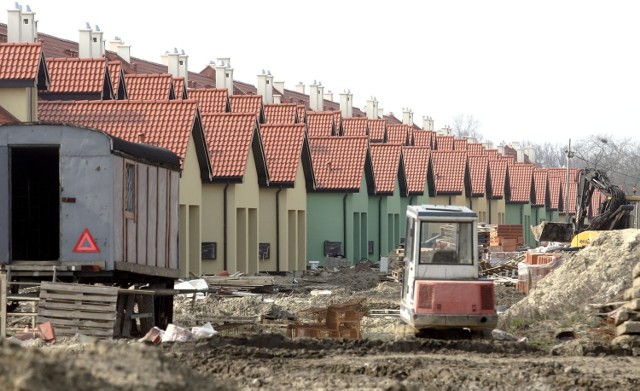 Rozbudowują się także miejscowości na południe od Wrocławia. Na zdjęciu: budowa w Smolcu