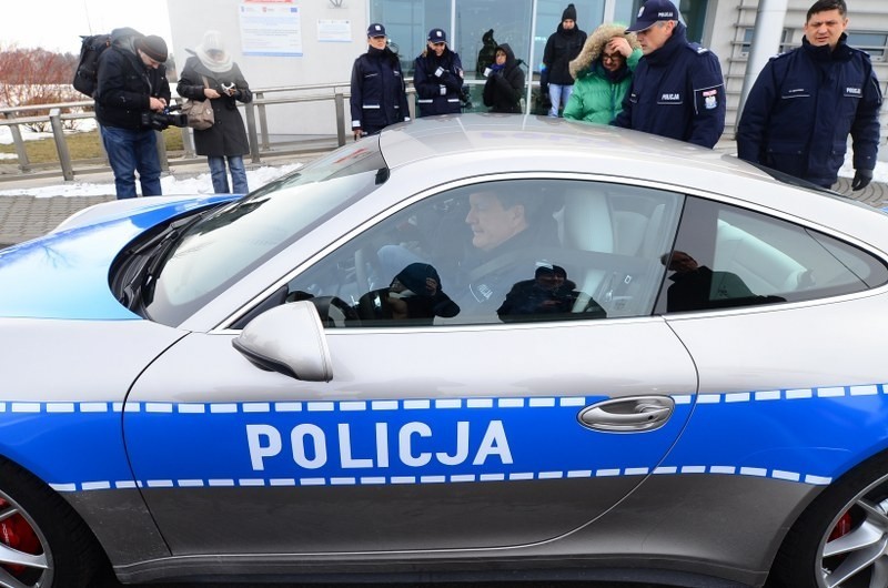  Dwa radiowozy porsche już na służbie w poznańskiej policji [ZDJĘCIA, FILM]