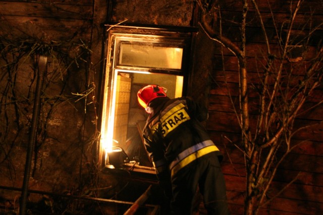 W akcji ratowniczej przy ulicy Ostrówek uczestniczyło ponad dwudziestu strażaków i pięć wozów gaśniczych.