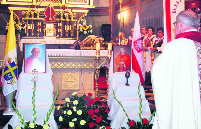 Relikwie Jana Pawła II i ks. Jerzego Popiełuszki wniesione zostały do kościoła w Gołaczewach