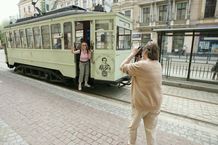 Wrocław: Ruszyły letnie kursy zabytkowego tramwaju (ZDJĘCIA)