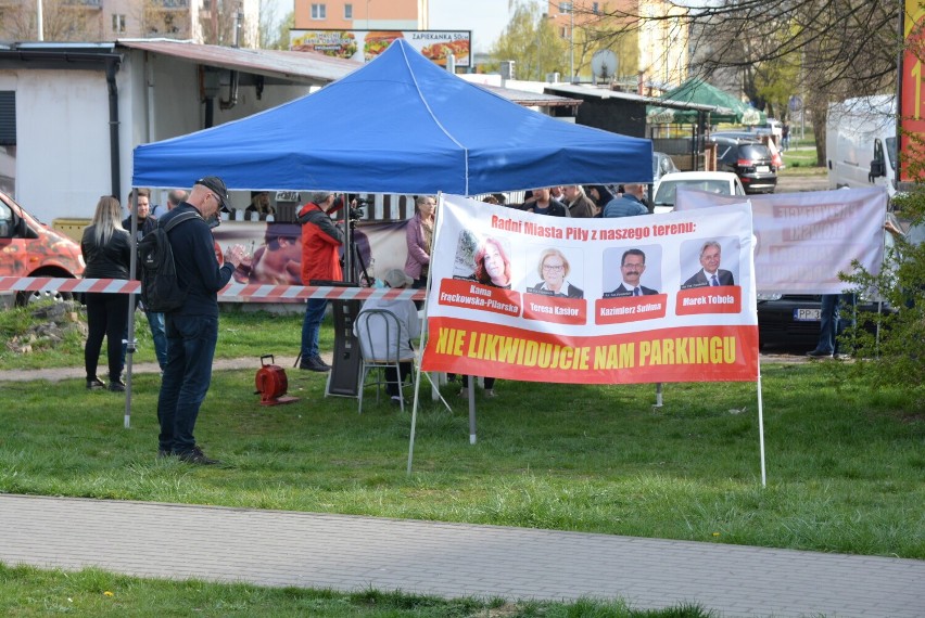 Protest przeciwko planom możliwej likwidacji parkingu i pawilonów przy ulicy Bydgoskiej i Okólnej w Pile [ZDJĘCIA]
