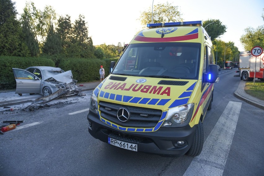 Wypadek w Przemyślu. Kierujący fordem uderzył w tył ciężarówki. Ranny mężczyzna trafił do szpitala [ZDJĘCIA]