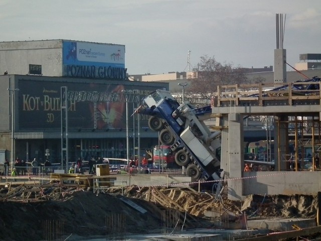 Dźwig przewrócił się na budowie dworca PKP w poniedziałek.