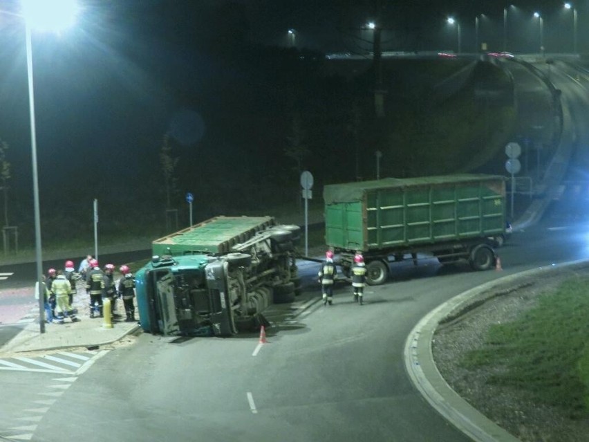Wrocław: Przewrócona ciężarówka na rondzie na ul. Obornickiej (ZDJĘCIA)