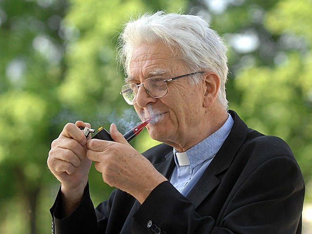 Ks. Adam Boniecki mówi, że fajkę trzeba nabić, potem poprawić tytoń, a to daje czas, żeby się zastanowić, co powiedzieć