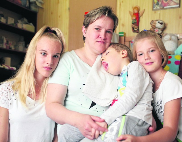 Teresa i Dariusz Wojnarowie mają trójkę dzieci. Jaś (6 lat) cierpi na dzięcięce porażenie mózgowe. Chłopiec nie chodzi, nie mówi, nie je samodzielnie. Wymaga stałej i systematycznej rehabilitacji