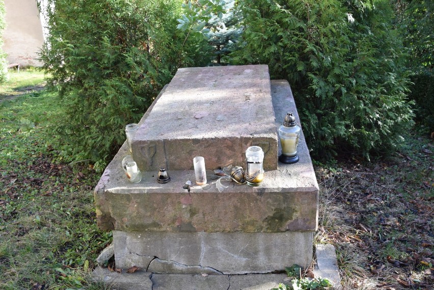 Samotny nagrobek pamiątką po cmentarzu