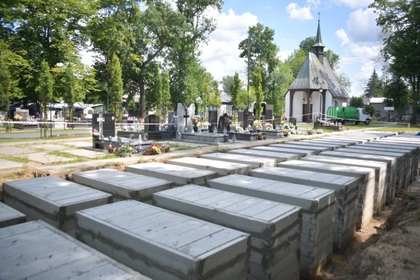 Trwają prace na cmentarzu wojskowym przy ulicy Limanowskiego w Radomiu. Był remont kaplicy, powstaje nowa kwatera z grobami