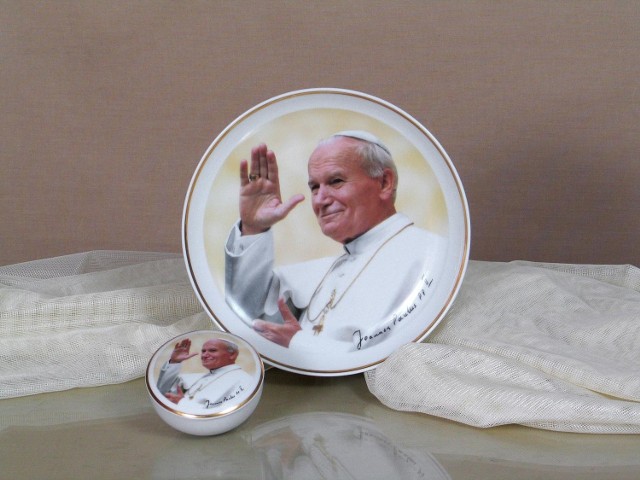 Komplet śniadaniowy z porcelany z wizerunkiem Jana Pawła II  to tegoroczny hit komunijny ze względu na beatyfikację