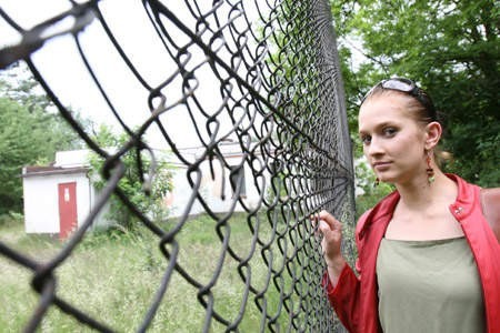 Marta Bąk z Rybnika-Kamienia uważa, że więzienie na takim odludziu mogłoby powstać.