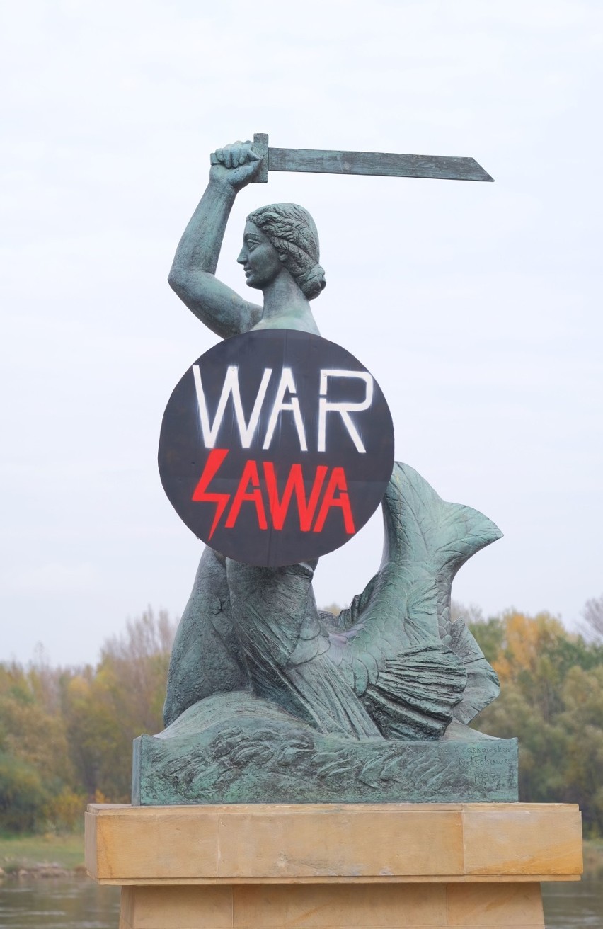 Warszawska Syrenka z czerwoną błyskawicą. Symbol Strajku Kobiet pojawił się na nadwiślańskim pomniku