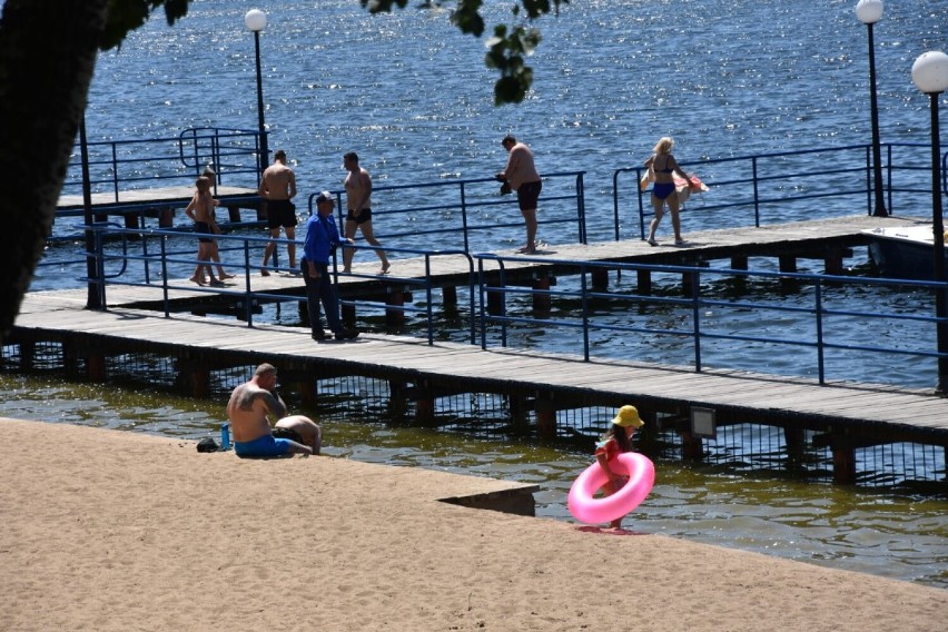 Upalna sobota na plaży w Wągrowcu. Nad Jeziorem Durowskim wypoczywają pierwsi plażowicze