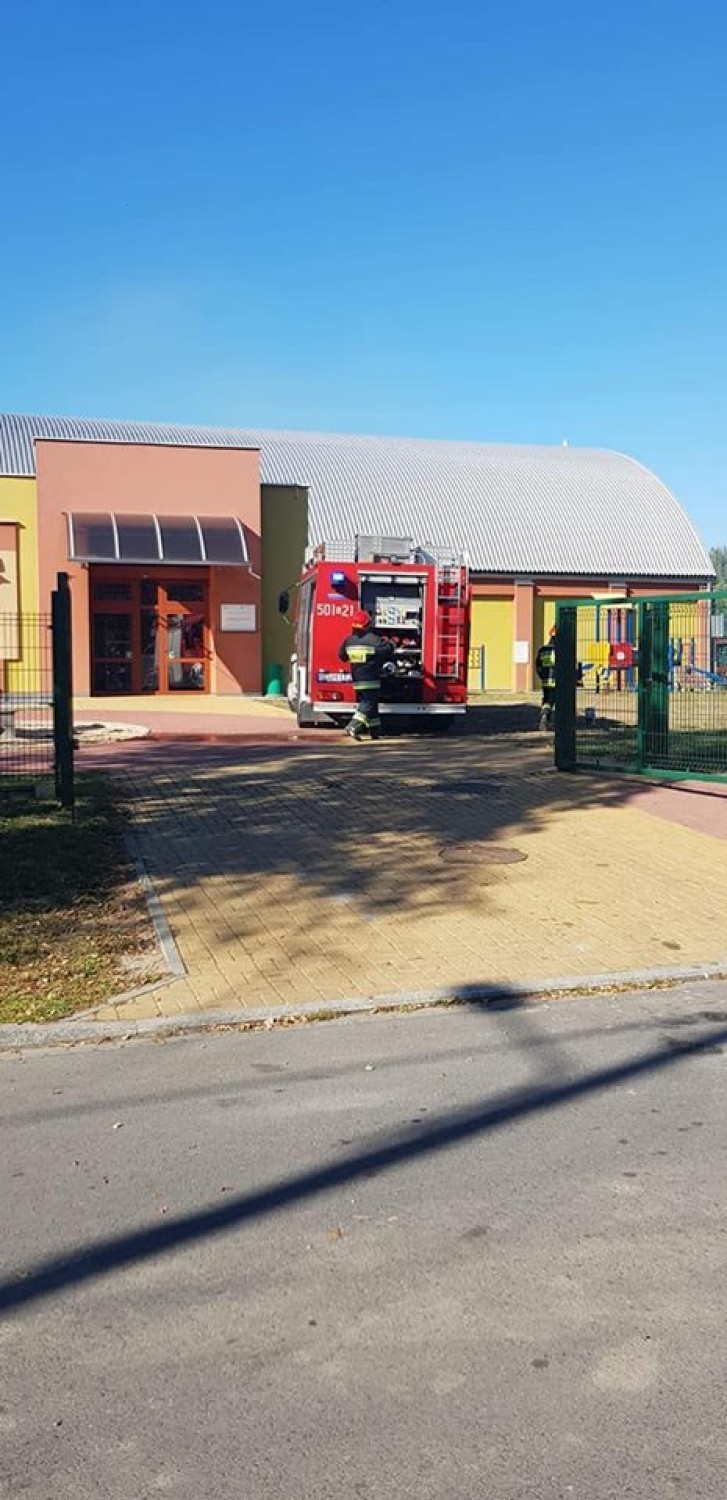 Lubliniec: pożar za halą sportową przy Szkole Podstawowej nr 3 [ZDJĘCIA]