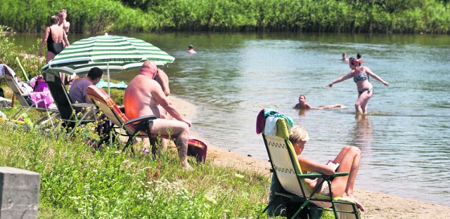 Teraz przy ulicy Królewieckiej tereny są w większości niezagospodarowane. A ludzie korzystają m.in. z dzikiego kąpieliska