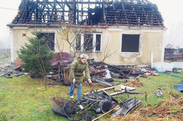 Margareta Gabas porządkuje pogorzelisko