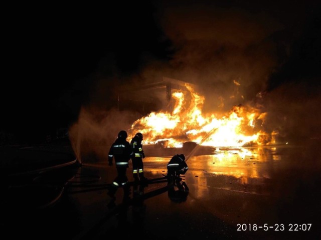 Pożar przy ulicy Zawodzie na Wilanowie. Ogromny ogień płonął przez całą noc [ZDJĘCIA]