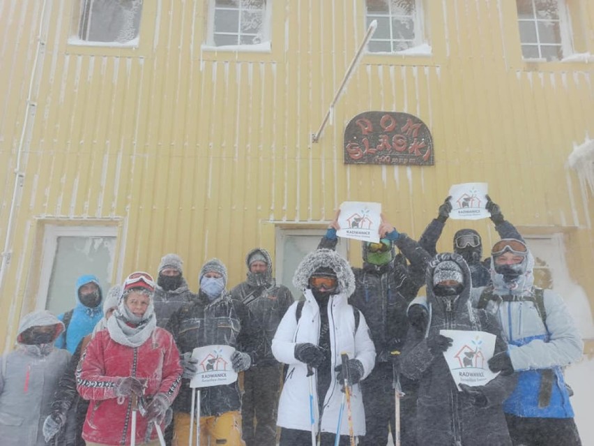 Grupa z OSP Radwanice w akcji zdobywania Śnieżki