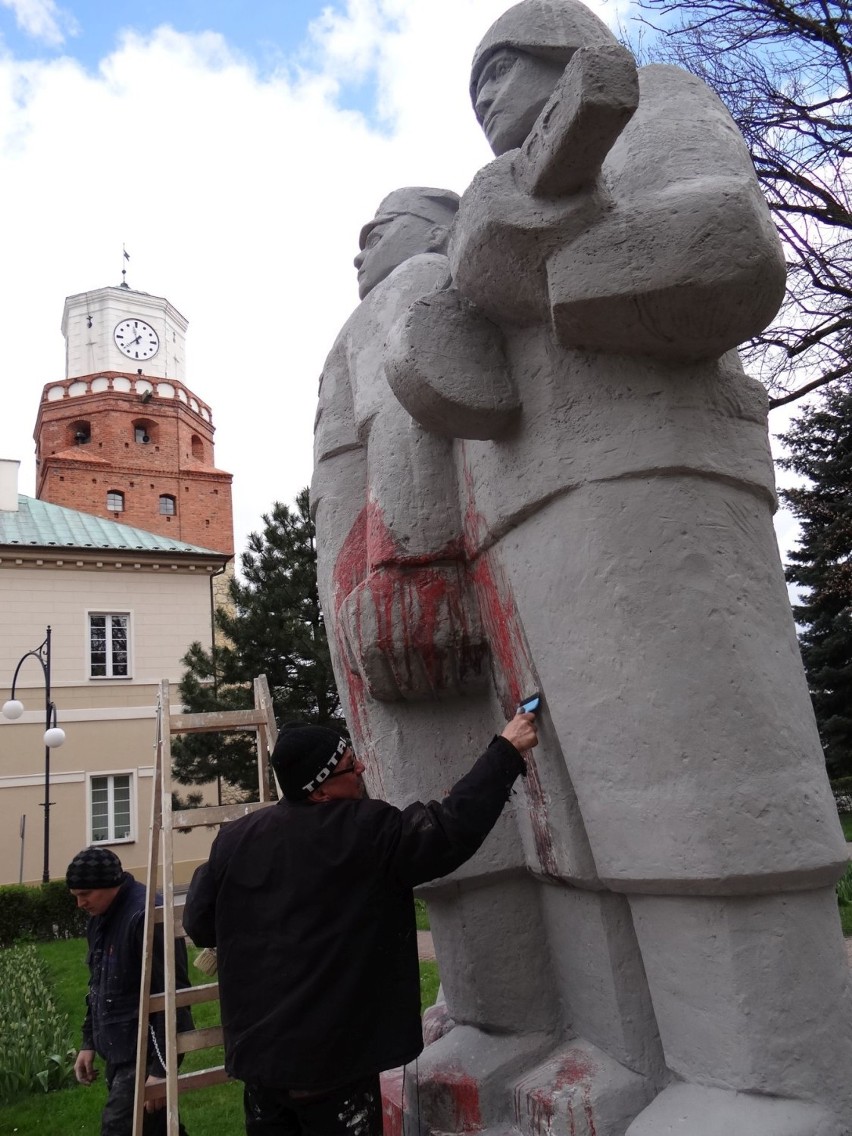 Kosztowne usuwanie szkód po dewastacji pomnika żołnierzy w Wieluniu
