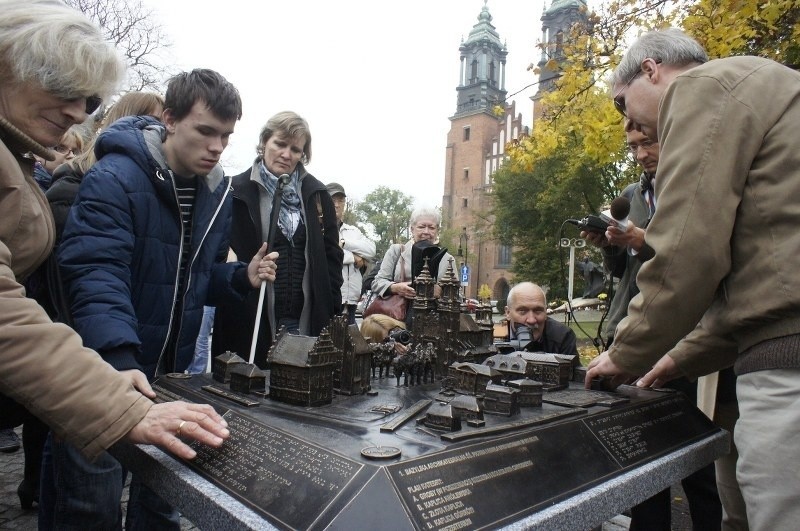 Poznań: Przed katedrą odsłonięto makietę Ostrowa Tumskiego [ZDJĘCIA]