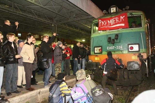 O godz. 22.40 odjechał ostatni pociąg z dworca Łódź Fabryczna. Po godz. 23 wjechał ostatni skład. Śpiewano "sto lat", ale nie dotyczyło to terminu inwestycji