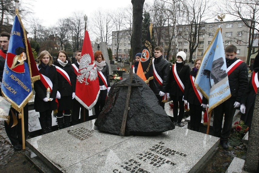 Katowice: Oddali hołd Zbyszkowi Cybulskiemu [ZDJĘCIA]