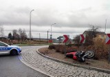 Policyjny pościg w Darłowie za motocyklistą zakończony przewróceniem się pojazdu - zdjęcia
