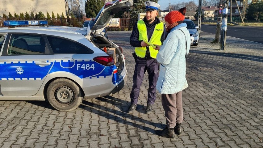 Policjanci z Radomska przekazują kamizelki odblaskowe pieszym i rowerzystom. ZDJĘCIA
