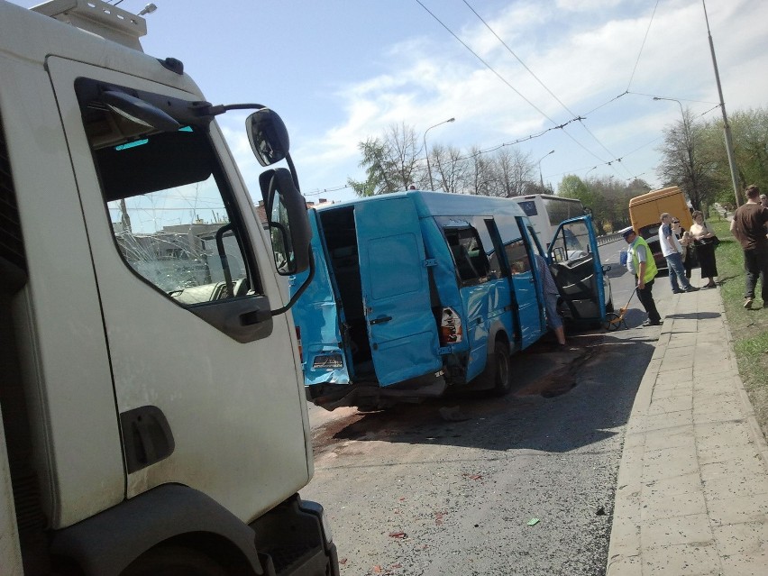 Al. Kraśnicka: Zderzenie busa i trzech innych pojazdów...