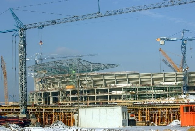 Mróz i śnieg nie opóźniły na razie prac na budowie stadionu na Pilczycach we Wrocławiu
