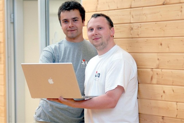 Łukasz Osowski i Michał Kaszczuk (z prawej) - założyciele firmy IVONA Software