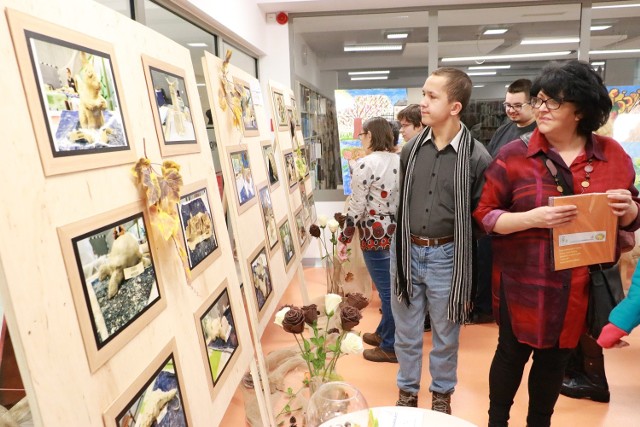 Do końca grudnia dzieła niepełnosprawnych artystów można podziwiać w oddziale dla dorosłych na parterze biblioteki. Autorami są m.in. mieszkańcy powiatu międzyrzeckiego z Warsztatów Terapii Zajęciowej i Środowiskowego Domu Samopomocy w Międzyrzeczu, Powiatowego Ośrodka Wsparcia ze Skwierzyny oraz ŚDS z Pszczewa.