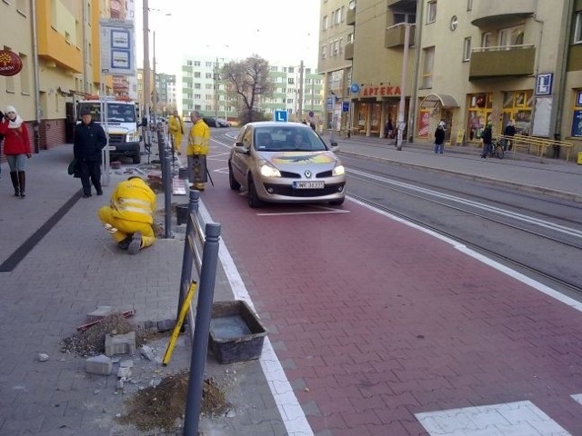 Przystanek wiedeński na Glinianej. Czerwony fragment jezdni służy autom, a gdy podjeżdża tramwaj - pieszym