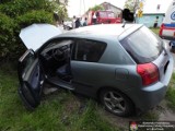 Wypadek w Brzezinach: Toyota staranowała ogrodzenie (ZDJĘCIA) 