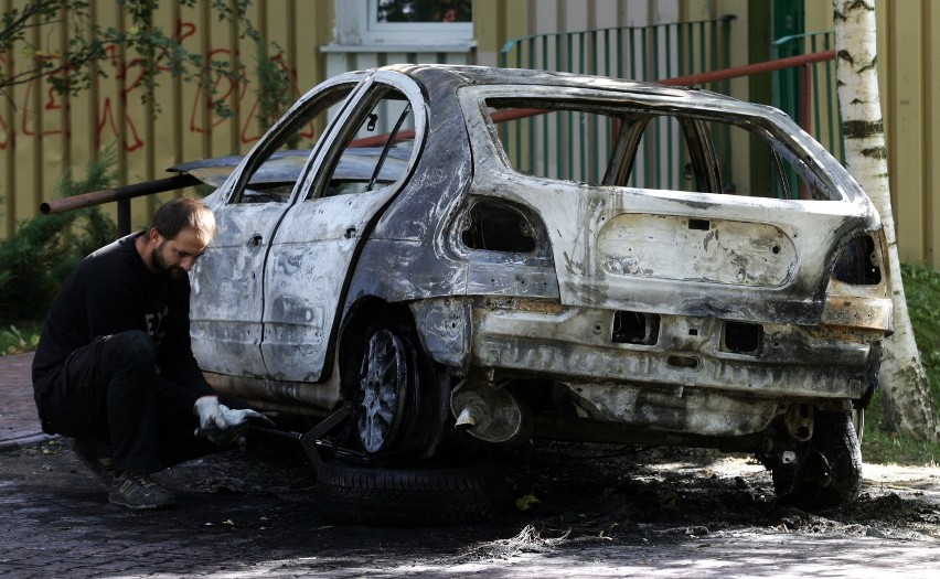 Ul. Skołuby: Spłonęły dwa samochody (aktualizacja, zdjęcia)