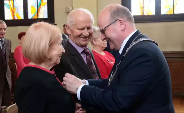 Medale "Za długoletnie pożycie małżeńskie" odebrały pary z Grudziądza, które mają 50-letni i dłuższy staż małżeński