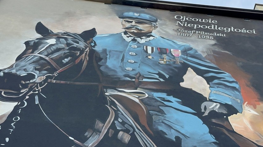 Józef Piłsudski w formie muralu na jednym z bloków na os. Niepodległości w Bochni. Zobacz zdjęcia i wideo