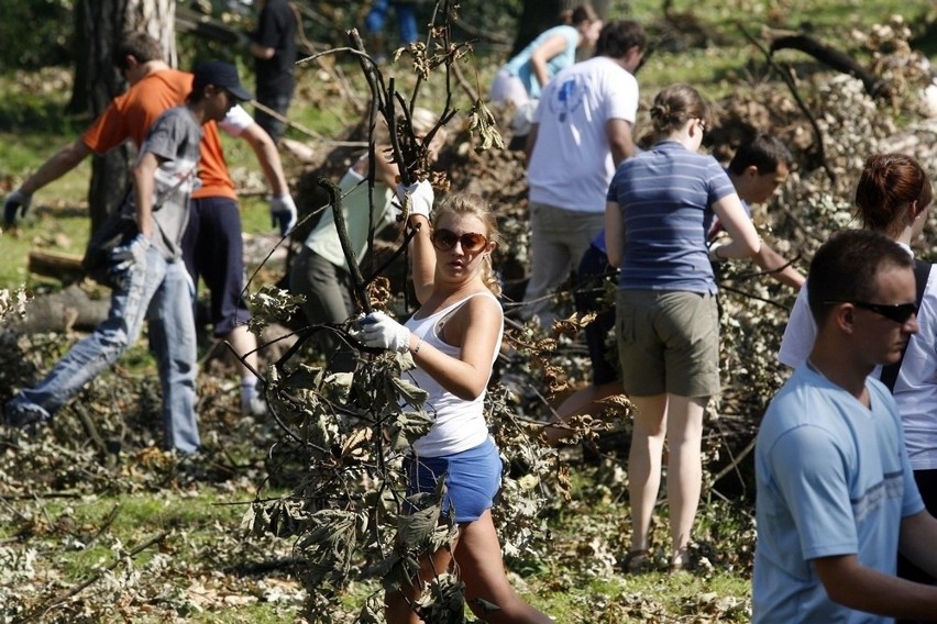 Legnica: 800 osób sprzątało park (ZDJĘCIA)