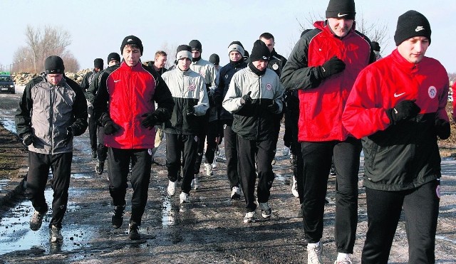 Piłkarze KGHM Zagłębia Lubin rozpoczęli długi i wyczerpujący okres przygotowawczy do rundy wiosennej ekstraklasy