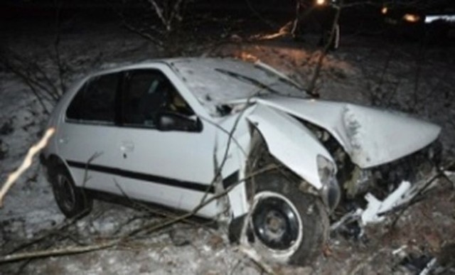 Sawin-Ruda Huta: Pijany 40-latek wjechał autem w drzewo. Ucierpiał jego syn