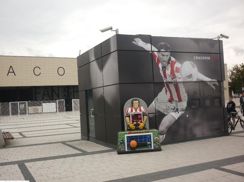 Przy kasach pod stadionem Cracovii stanęła kolorowa,...