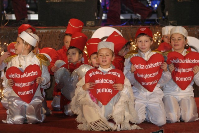 Fundacja WOŚP oraz Allegro uruchomili specjalny serwis aukcyjny. Korzystanie z niego jest darmowe, a wpłaty za wygrane aukcje wpływają bezpośrednio na konto Fundacji.

Gdańsk uruchomił 28 aukcji z unikatowymi przedmiotami związanymi z Gdańskiem (np. Encyklopedia Gdańska z autografem Lecha Wałęsy, albumy o Gdańsku), przedmiotami związanymi z EURO 2012 (np. monety, flaga, pinsy).

W tym roku można też wylicytować „Dzień z Prezydentem Gdańska Pawłem Adamowiczem”, podczas którego zwycięzca aukcji będzie mógł zobaczyć jak „od kuchni” wygląda dzień pracy Prezydenta.

Wśród licytowanych rzeczy znalazły się:
* zaproszenie na mecz Lechii w loży VIP z cateringiem
* rejs ze Zbigniewem Gutkowskim dla 8 osób po Zatoce Gdańskiej
* rejs żaglowcem Generał Zaruski oraz fragment starego poszycia żaglowca
* rejs z Mateuszem Kusznierewiczem
* dzień z patrolem wodnym Straży Miejskiej
* udział w akcji z psami poszukiwawczymi, które brały udział w akcjach poszukiwawczych m.in. w Turcji czy na Haiti *  możliwość zobaczenia panoramy Gdańska z 40 metrowego podnośnika
* rodzinna wejściówka na wystawy organizowane w Centrum Hewelianum
* sesja zdjęciowa z Lidią Popiel
* najnowsza płyta z autografem Kayah, ambasadorką bursztynu
* plakaty z filmu „Wałęsa. Człowiek z nadziei” z autografami Andrzeja Wajdy i Roberta Więckiewicza
A dla fanów sportu m.in.:
* koszulka podpisana przez Artura Siódmiaka po jego pożegnalnym meczu w Ergo Arenie
* koszulka z autografami siatkarzy Lotos Trefl Gdańsk
* koszulki gdańskich szczypiornistów drużyny Wybrzeża Gdańsk
* koszulka i piłka podpisana przez m.in. Marcina Możdżonka i Katarzynę Gajgał-Anioł

Wszystkie powyższe aukcje znajdują się na: http://aukcje.wosp.org.pl/
Oficjalna strona XXII Finału w Gdańsku - www.gdanskdlaorkiestry.pl