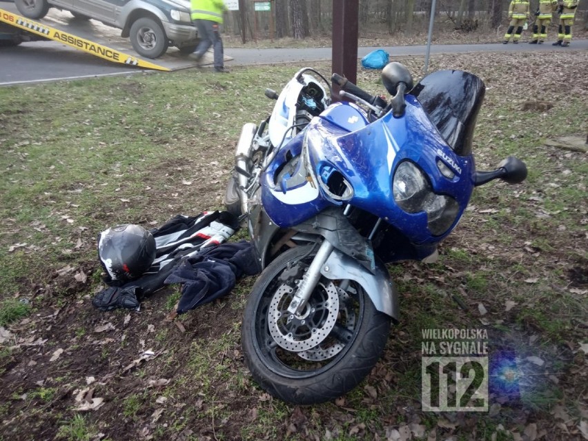 Wypadek z udziałem motocyklisty na DW 307 w okolicach wsi Porażyn Tartak [ZDJĘCIA]