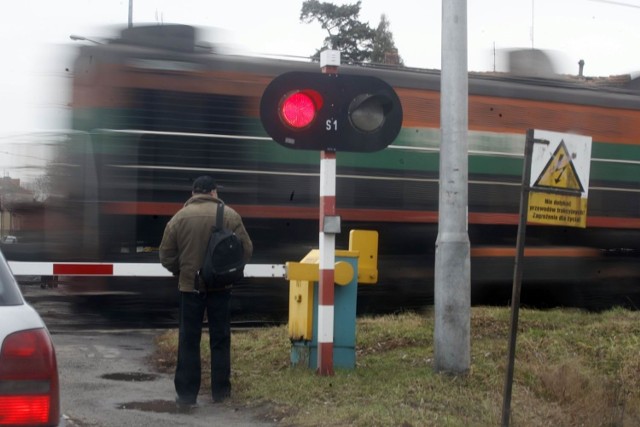 Dominów: Kierowca BMW wjechał na torowisko przed nadjeżdżający pociąg